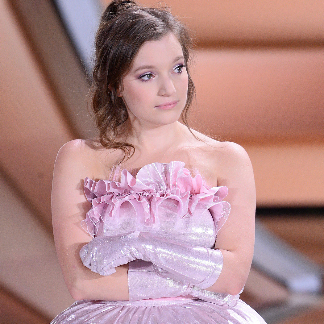 Stylizacje Sanah – jak ubiera się znana piosenkarka? Zobacz, gdzie (i za ile) kupić podobne sukienki